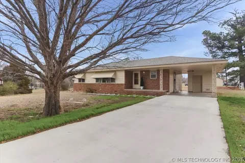 902 S Lake Rd, Henryetta, OK 74437