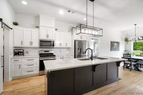 Kitchen - 32302 E 67th Pl S, Broken Arrow, OK 74014 photo 1 of 5