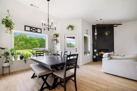 Dining - 32302 E 67th Pl S, Broken Arrow, OK 74014 photo 1 of 2