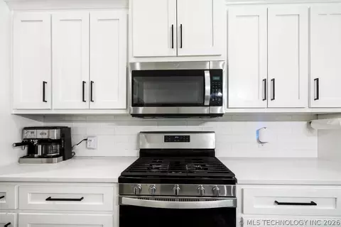 Kitchen - 32302 E 67th Pl S, Broken Arrow, OK 74014 photo 2 of 5