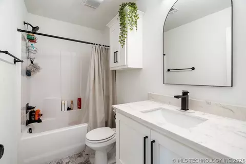 Bath - 32302 E 67th Pl S, Broken Arrow, OK 74014 photo 4 of 4
