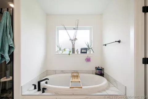 Bath - 32302 E 67th Pl S, Broken Arrow, OK 74014 photo 1 of 4