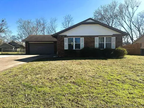 117 W 9th Pl S, Claremore, OK 74017