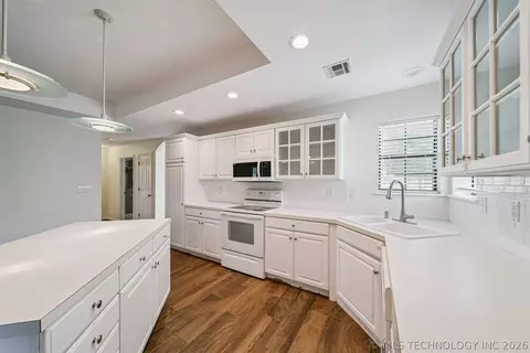 Kitchen - 9534 E 76th St, Tulsa, OK 74133 photo 3 of 3
