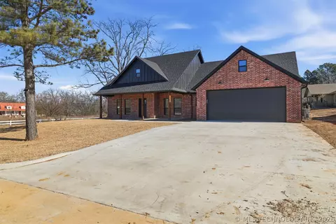 1906 Boxer Ln, Durant, OK 74701