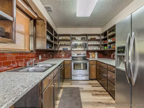 Kitchen - 110390 S 4183, Checotah, OK 74426 photo 2 of 5