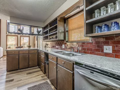 Kitchen - 110390 S 4183, Checotah, OK 74426 photo 4 of 5