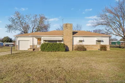 1202 W Davis Dr, Nowata, OK 74048