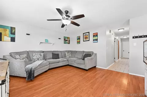 109 E 149th St, Glenpool, OK 74033 photo 4