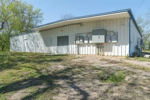 709 E 4th St, Skiatook, OK 74070