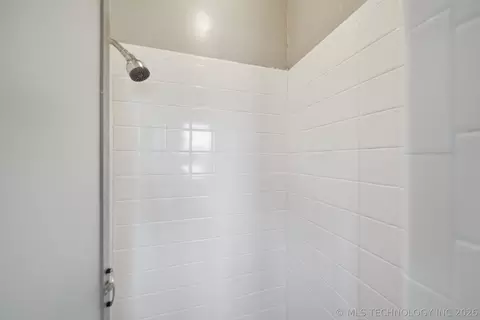 Bath - 5335 E 4th Ter S, Tulsa, OK 74112 photo 2 of 4
