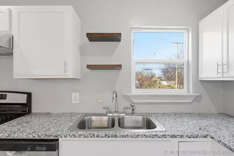 Kitchen - 5335 E 4th Ter S, Tulsa, OK 74112 photo 1 of 2