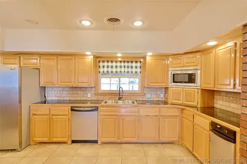 Kitchen - 1002 W Knisley Ave, Checotah, OK 74426 photo 9 of 10