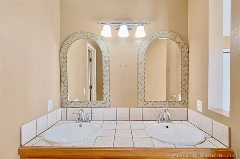 Bath - 1002 W Knisley Ave, Checotah, OK 74426 photo 7 of 11