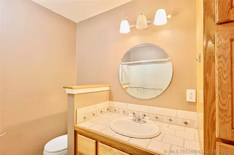 Bath - 1002 W Knisley Ave, Checotah, OK 74426 photo 10 of 11