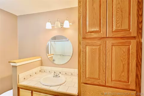 Bath - 1002 W Knisley Ave, Checotah, OK 74426 photo 9 of 11