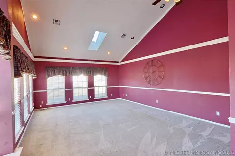 Living - 1002 W Knisley Ave, Checotah, OK 74426 photo 5 of 8