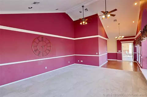 Living - 1002 W Knisley Ave, Checotah, OK 74426 photo 6 of 8
