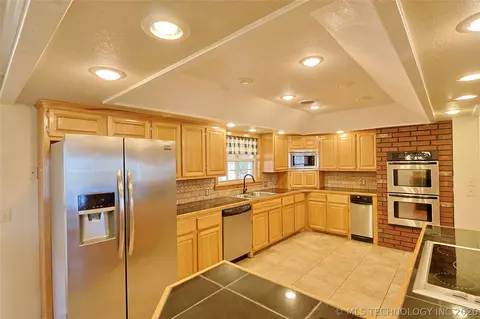 Kitchen - 1002 W Knisley Ave, Checotah, OK 74426 photo 7 of 10