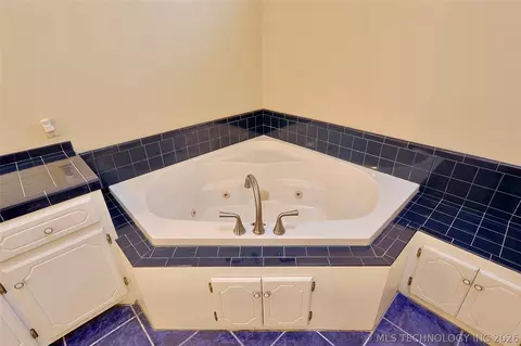 Bath - 1002 W Knisley Ave, Checotah, OK 74426 photo 2 of 11