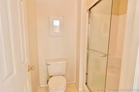 Bath - 1002 W Knisley Ave, Checotah, OK 74426 photo 8 of 11