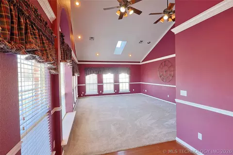 Living - 1002 W Knisley Ave, Checotah, OK 74426 photo 4 of 8