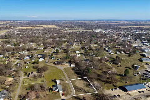 View/Area - 1002 W Knisley Ave, Checotah, OK 74426 photo 6 of 9