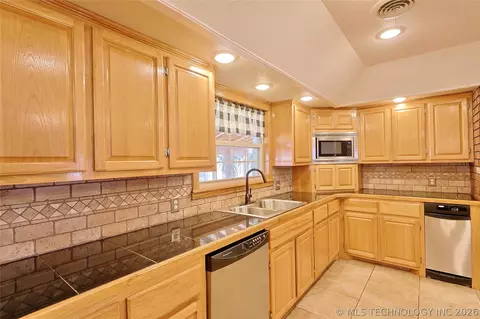 Kitchen - 1002 W Knisley Ave, Checotah, OK 74426 photo 8 of 10