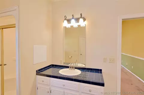 Bath - 1002 W Knisley Ave, Checotah, OK 74426 photo 4 of 11