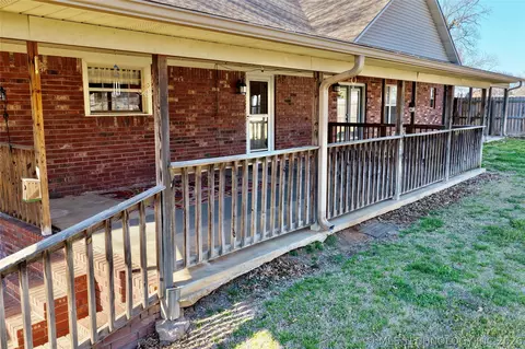 Exterior - 1002 W Knisley Ave, Checotah, OK 74426 photo 7 of 11