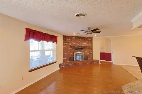 Living - 1002 W Knisley Ave, Checotah, OK 74426 photo 1 of 8