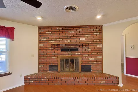Living - 1002 W Knisley Ave, Checotah, OK 74426 photo 2 of 8