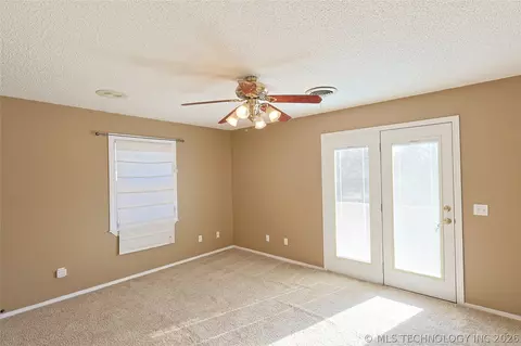 Living - 1002 W Knisley Ave, Checotah, OK 74426 photo 7 of 8