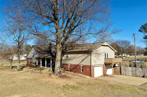 Exterior - 1002 W Knisley Ave, Checotah, OK 74426 photo 10 of 11