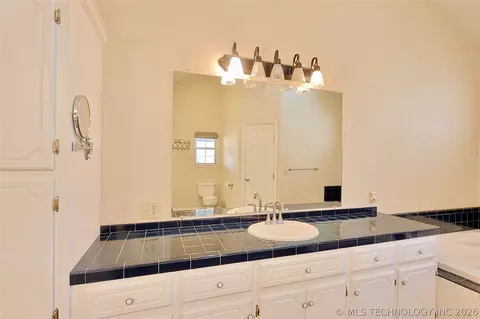 Bath - 1002 W Knisley Ave, Checotah, OK 74426 photo 1 of 11