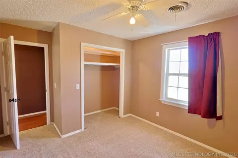 Bedroom - 1002 W Knisley Ave, Checotah, OK 74426 photo 3 of 4