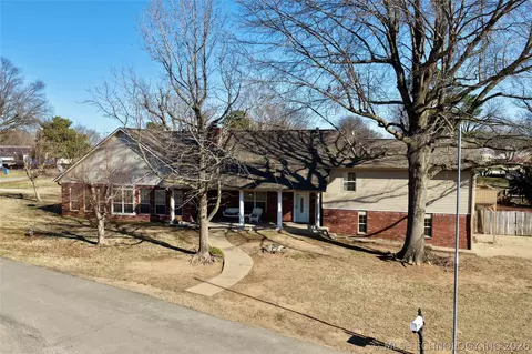 Exterior - 1002 W Knisley Ave, Checotah, OK 74426 photo 2 of 11