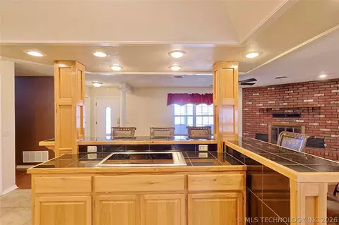Kitchen - 1002 W Knisley Ave, Checotah, OK 74426 photo 6 of 10