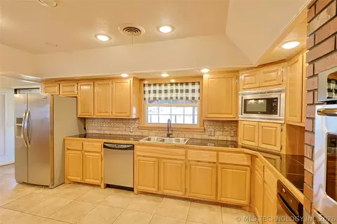 Kitchen - 1002 W Knisley Ave, Checotah, OK 74426 photo 10 of 10
