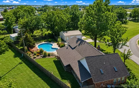 View/Area - 1002 W Knisley Ave, Checotah, OK 74426 photo 7 of 9