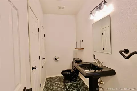 Bath - 1002 W Knisley Ave, Checotah, OK 74426 photo 6 of 11