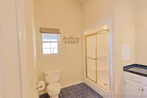 Bath - 1002 W Knisley Ave, Checotah, OK 74426 photo 3 of 11