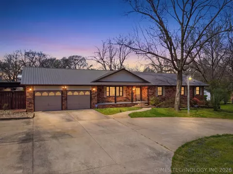 1001 N Hopi St, Chouteau, OK 74337