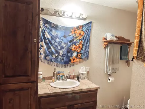 Bath - 121 Gilbert Dr, Eufaula, OK 74432 photo 1 of 3