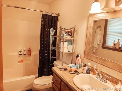 Bath - 121 Gilbert Dr, Eufaula, OK 74432 photo 3 of 3