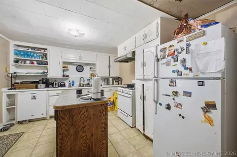 Kitchen - 804 E Gardena, Ada, OK 74820 photo 2 of 3