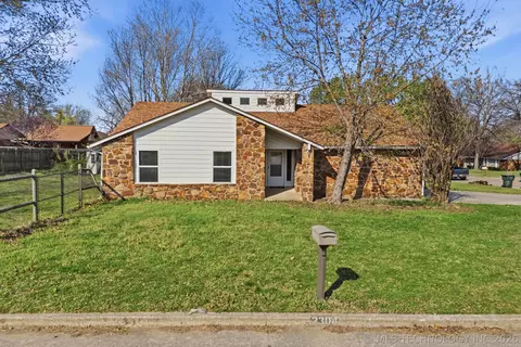 2304 N Dogwood St, Owasso, OK 74055