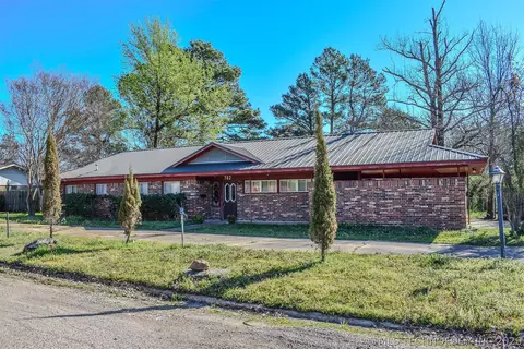 702 N 6th St, Hugo, OK 74743