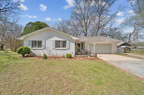 1501 N Fox St, Chouteau, OK 74337
