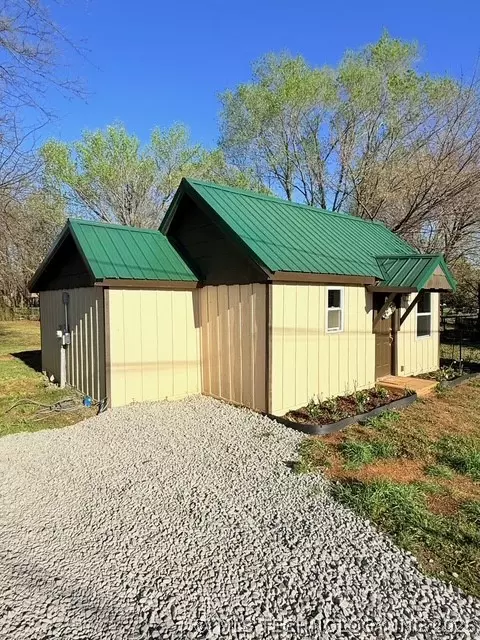 518 NW 6th St, Checotah, OK 74426